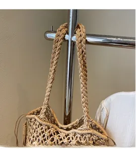 Détail du sac cabas bohème au crochet avec anse robuste et texture tressée artisanale
