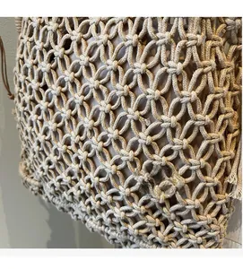 Détail macro du sac cabas en macramé beige montrant les nœuds complexes faits à la main