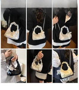 Détails des sacs à main coquillage en argent, noir et beige avec nœuds en perles
