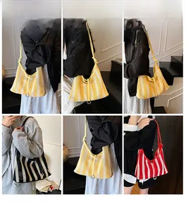 Vues détaillées de sacs cabas en maille rayée avec bretelles nouées en jaune rouge et noir