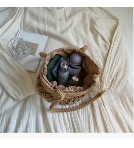 Détail de l'intérieur d'un sac cabas tissé avec smartphone, soin et parapluie