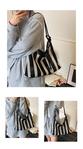 Détail du sac cabas en maille tissée noir et blanc avec anneau en métal et bandoulière