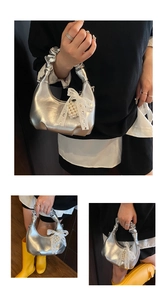 Détail du sac coquille argenté avec poignée nuage et breloque en perles et nœud
