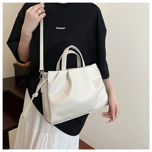 Detail der weichen cremefarbenen Cloud-Tasche mit Falten und Lychee-Lederstruktur