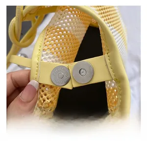 Détail du fermoir magnétique sur le sac seau en maille tissée jaune et blanc