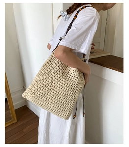 Detail der handgewebten Netztasche mit Holzperlen und Bohème-Schultergurt-Stil