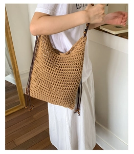 Detail der gehäkelten Netztasche mit Retro-Holzperlen und sommerlicher Strandoptik