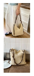 Detail der cremefarbenen Häkeltasche mit dunkelbraunen Holzperlen und feinem Flechtmuster
