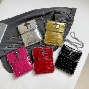 Sac bandoulière punk pour téléphone avec relief croco et pendentif croix en métal