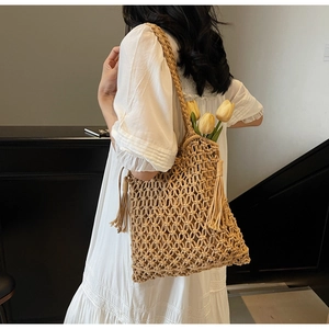 Détail du sac cabas en maille tissée beige avec de longues franges et des tulipes