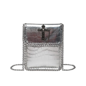 Sac bandoulière punk gothique argenté avec texture croco et détail de croix