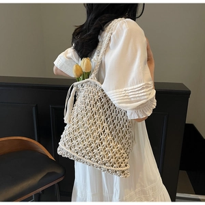 Détail du sac cabas crème tissé main avec des franges et une doublure intérieure sûre