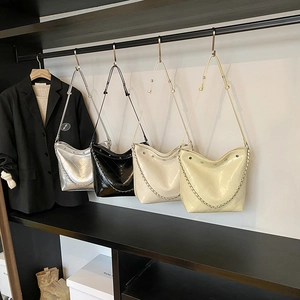 Quilted bucket hobo bag with metal chain in silver black beige and yellow colors