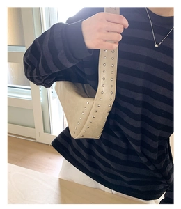 Beige PU-Leder Unterachseltasche mit silbernen Nieten als modisches Tagesaccessoire