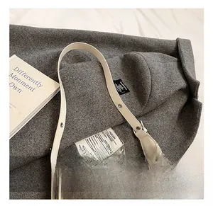 Detail der cremeweißen Hobo-Tasche aus Leder mit gewebtem Schleifenknoten und Nieten