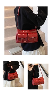 Viste dettagliate di una borsa a tracolla in pelle verniciata rossa con due tasche con fibbia