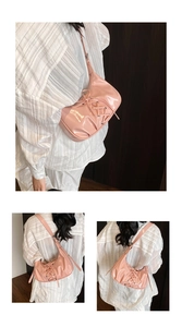 Detailansicht der rosa Lackleder-Achseltasche mit einzigartiger Korsett-Bandschnürung