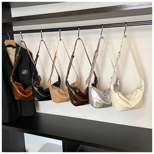 Sélection de sacs hobo en similicuir en six couleurs avec bandoulières réglables