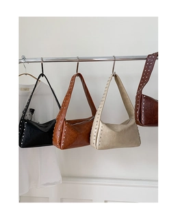 Detail von vier Nieten-Hobo-Taschen in den Farben Schwarz, Hellbraun, Beige und Dunkelbraun