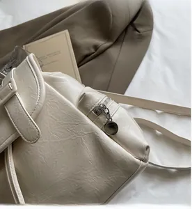 Détails du zip argenté et du similicuir crème texturé vintage sur un grand cabas