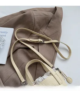Vue détaillée du sac seau à texture litchi avec bandoulière réglable et cordon serrage