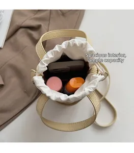 Vue intérieure du sac seau avec doublure à cordon montrant une grande capacité