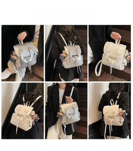 Vues détaillées du sac à dos en similicuir pour femme avec breloque ours et cordons