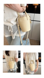 Vue détaillée du sac seau crème avec texture litchi et pochette intérieure à cordon