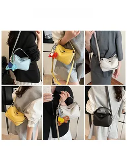 Détails des sacs en cuir grainé avec charms éléphant en bleu, jaune, blanc et noir chic