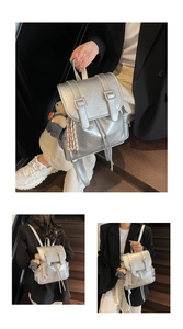 Détail d'un sac à dos en cuir PU argenté avec boucles et pendentif ourson
