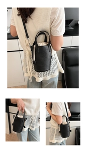 Détail du sac seau noir en cuir grainé avec pochette intérieure à cordon et bandoulière