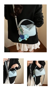 Sac demi-lune en cuir bleu clair avec détail de breloque éléphant en cuir souple