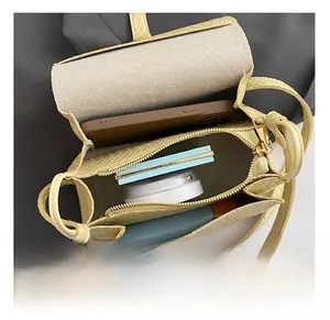Vue de dessus du sac à main tissé jaune montrant la capacité pour téléphone et maquillage