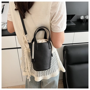 Sac seau moderne en cuir noir avec sac intérieur blanc et bandoulière amovible