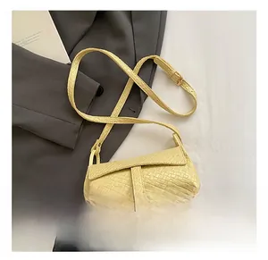 Détail du sac à bandoulière tissé jaune clair avec sangle réglable et rabat design