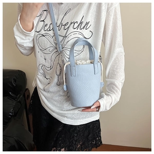 Sac seau bleu clair à texture litchi avec bandoulière et pochette à cordon