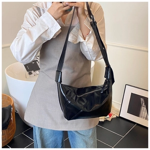 Vue détaillée du cuir froissé noir et de la fermeture éclair du sac hobo moderne