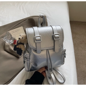Détail du sac à dos argenté métallisé plissé en cuir PU avec boucles et cordon de serrage