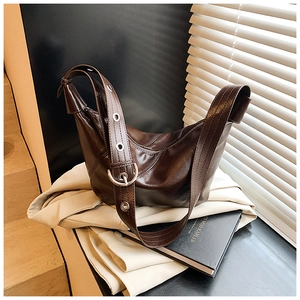Détail du sac hobo marron foncé avec cuir brillant vintage et bandoulière à boucle métal
