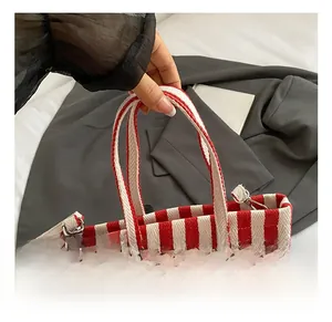 Details der rot-weiß gestreiften Canvas-Beuteltasche mit stabilen Doppelgriffen