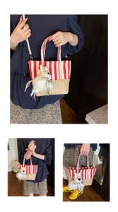Detailansicht der gestreiften Canvas-Tasche mit Strohboden und niedlichem Hundeanhänger
