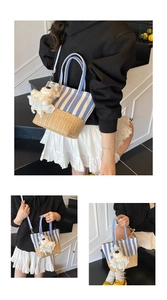 Detail der Stroh-Patchwork-Beuteltasche mit Streifenstoff und Plüschbär-Anhänger