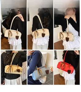 Vues détaillées de sacs bowling bohèmes multicolores à franges sur des mannequins