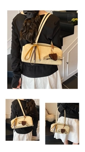 Détail du sac bowling crème avec breloques en ruban et accessoire lunettes de soleil