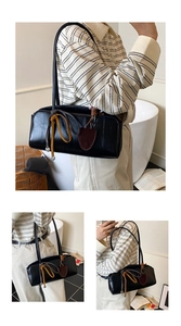 Détails du sac à bandoulière rétro noir avec de longues franges et breloques en cœur