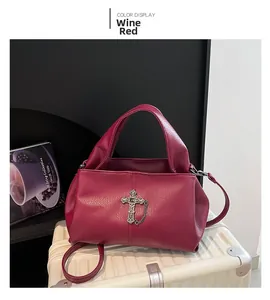 Dettaglio della borsa a tracolla in pelle PU bordeaux con croce metallica e catena