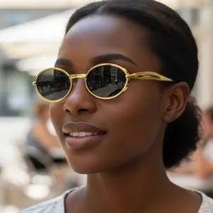 Lunettes de soleil ovales en métal doré avec double pont et verres noirs sur un mannequin