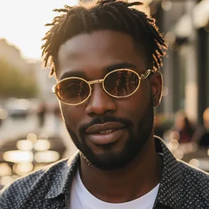 Lunettes de soleil ovales en métal doré avec double pont et verres bruns sur modèle