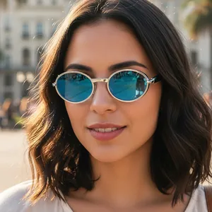 Gros plan d'un mannequin portant des lunettes de soleil ovales avec verres bleus réfléchissants