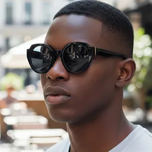 Lunettes de soleil rondes vintage noires avec verres foncés et détails dorés